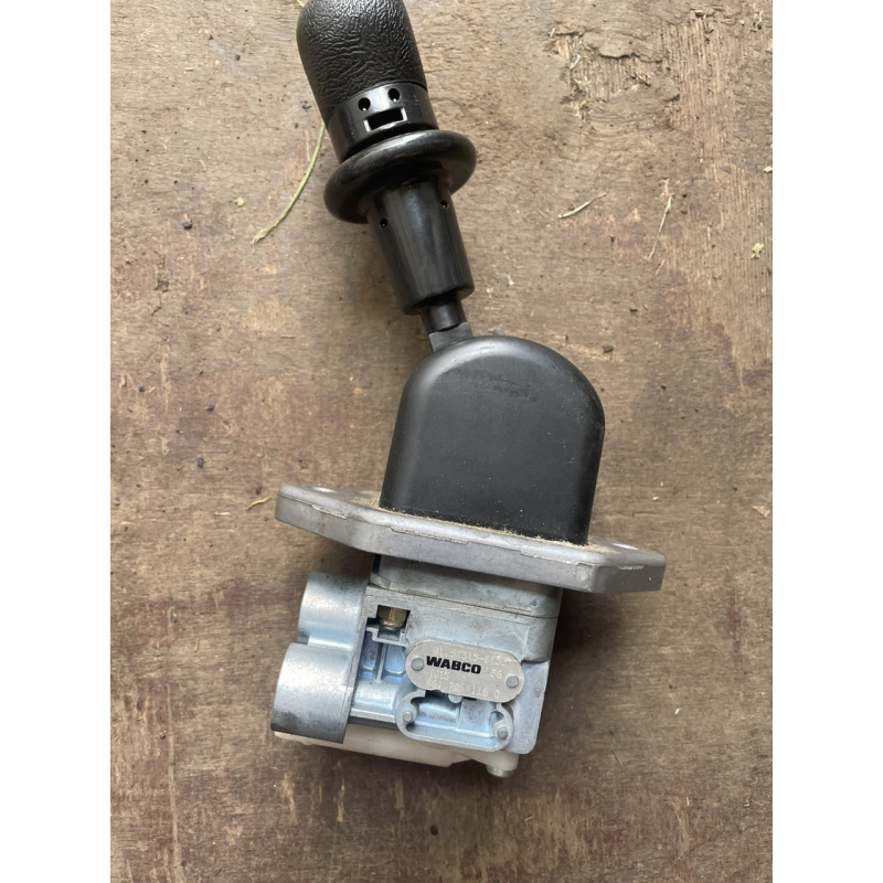 Кран ручника для Man TGA - TGX ,МАН ТГА ТГХ 9617231180 б\у Кран ручника для Man TGA - TGX ,МАН ТГА ТГХ 9617231180 б\у