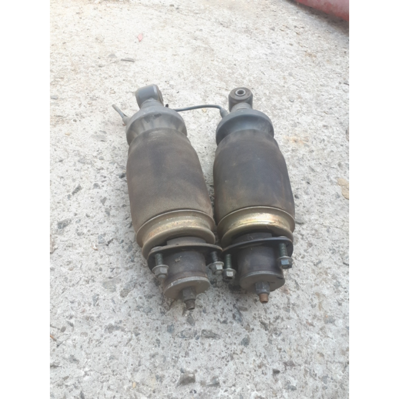 Задний амортизатор (подушка) кабины Scania R L G б\у,СКАНИЯ Р Е5 Задний амортизатор (подушка) кабины Scania R L G б\у,СКАНИЯ Р Е5