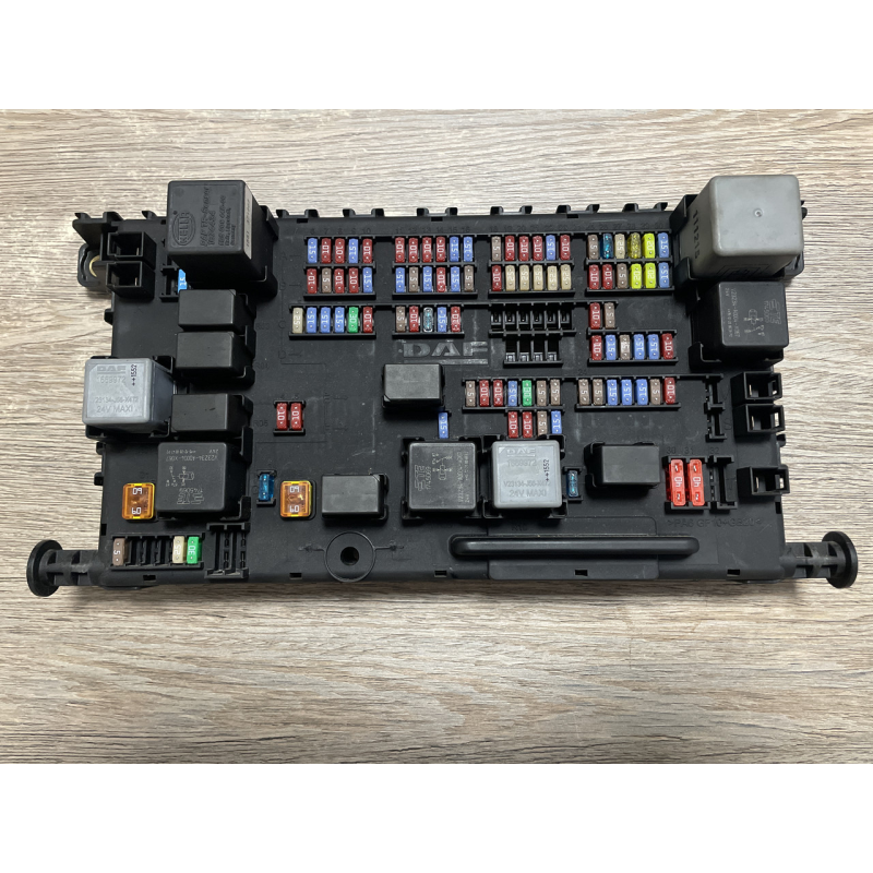 Блок запобіжників DAF E6-106,ДАФ ХФ106 Е6 б/в в оригіналі 1925270 Блок запобіжників DAF E6-106,ДАФ ХФ106 Е6 б/в в оригіналі 1925270