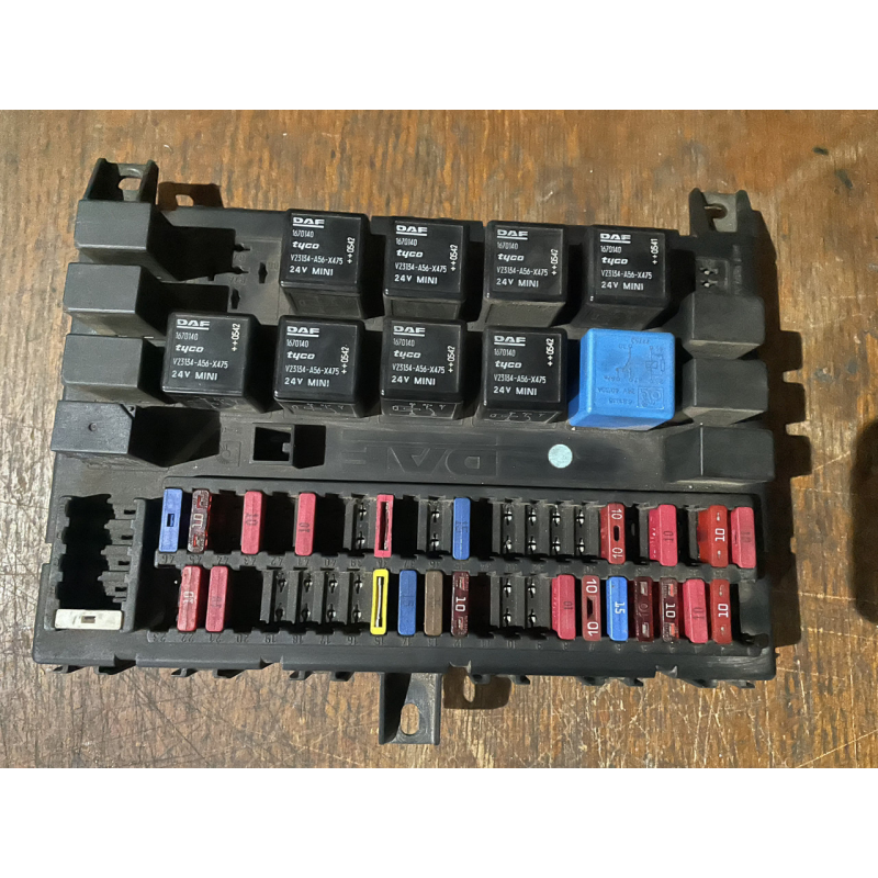 DAF E5-105 , ДАФ ХФ105 Е5 Блок запобіжників б/в 1674870 DAF E5-105 , ДАФ ХФ105 Е5 Блок запобіжників б/в 1674870